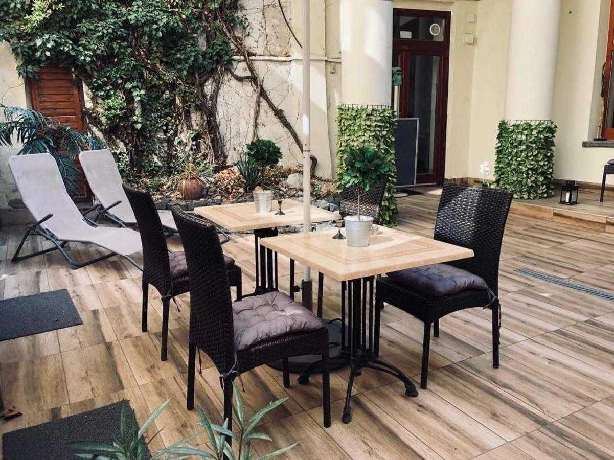Hotel Atrium Panzio Esztergom Exterior foto